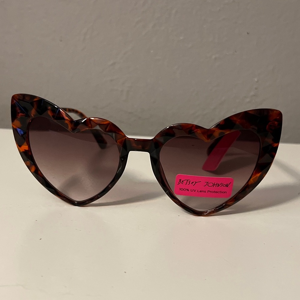 NWT Betsey Johnson Cheetah Leopard Prism Heart Shape Sunglasses AH0422